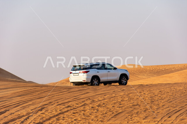 المغامرات الشيقة على الرمال الذهبية الناعمة في صحاري الامارات العربية المتحدة، سيارة تويوتا لاند كروزر وسط صحراء دبي, أنشطة صحراوية ممتعة, الاستمتاع بممارسة الهوايات المفضلة, رحلات سفاري على الكثبان الرملية
