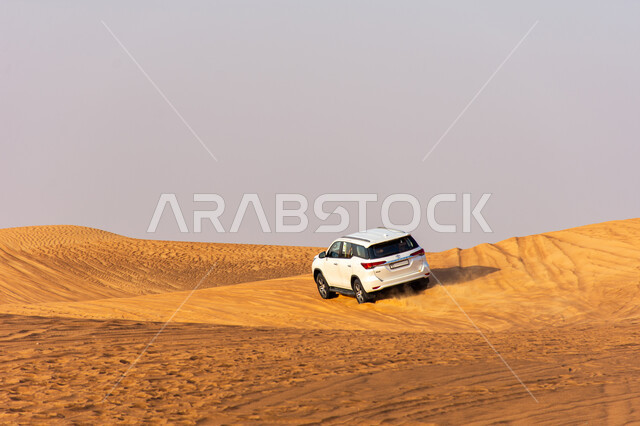 المغامرات الشيقة على الرمال الذهبية الناعمة في صحاري الامارات العربية المتحدة، سيارة تويوتا لاند كروزر وسط صحراء دبي, أنشطة صحراوية ممتعة, الاستمتاع بممارسة الهوايات المفضلة, رحلات سفاري على الكثبان الرملية