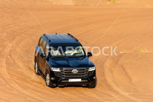 الاستمتاع بممارسة الهوايات المفضلة, الفعاليات و المغامرات الشيقة على الرمال الذهبية الناعمة في صحاري الامارات العربية المتحدة، سيارة تويوتا لاند كروزر وسط صحراء دبي, رحلات سفاري على الكثبان الرملية