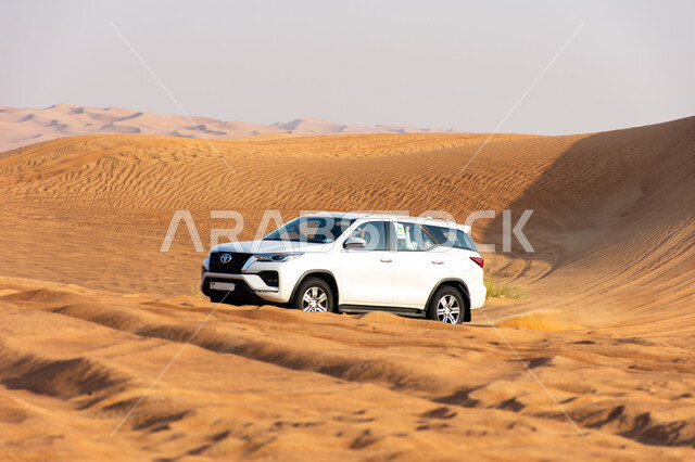 المغامرات و الفعاليات الشيقة على الرمال الذهبية الناعمة في صحاري الامارات العربية المتحدة، سيارة تويوتا فورتشنر وسط صحراء دبي, الاستمتاع بممارسة الهوايات المفضلة, رحلات سفاري على الكثبان الرملية
