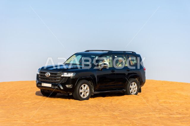 الاستمتاع بممارسة الهوايات المفضلة, الفعاليات و المغامرات الشيقة على الرمال الذهبية الناعمة في صحاري الامارات العربية المتحدة، سيارة تويوتا لاند كروزر وسط صحراء دبي, رحلات سفاري على الكثبان الرملية