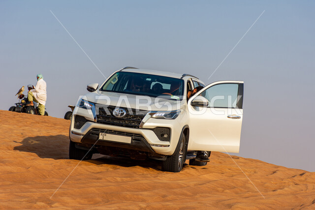 المغامرات و الفعاليات الشيقة على الرمال الذهبية الناعمة في صحاري الامارات العربية المتحدة، سيارة تويوتا فورتشنر وسط صحراء دبي, الاستمتاع بممارسة الهوايات المفضلة, رحلات سفاري على الكثبان الرملية