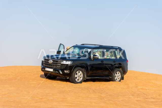 الفعاليات و المغامرات الشيقة على الرمال الذهبية الناعمة في صحاري الامارات العربية المتحدة، سيارة تويوتا لاند كروزر وسط صحراء دبي, الاستمتاع بممارسة الهوايات المفضلة, رحلات سفاري على الكثبان الرملية