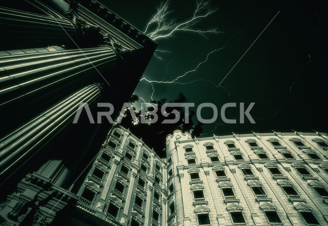 الفن الهندسي المعماري للفنادق في المملكة العربية السعودية على الطراز الحديث، صورة مقربة من الاسفل لفندق ريتز كارلتون في الرياض، منظر البرق في السماء في وقت الليل، الديكورات الخارجية للمباني الفاخرة