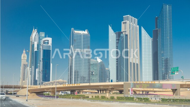 شبكة سكة حديدية  للنقل السريع في مدينة دبي في وقت النهار، محطة مترو دبي، معالم سياحية مشهورة، الفن الهندسي المعماري للأبراج الفاخرة وناطحات السحاب، شارع الشيخ زايد في الإمارات العربية المتحدة