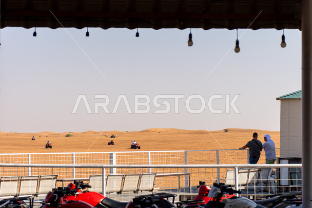 مقصد السائحين من مختلف البلدان ,مغامرات سفاري على الكثبان الرملية، الرمال الذهبية الناعمة، أنشطة شبابية ممتعة في البيئة الصحراوية في الامارات العربيه المتحدة، قيادة دراجات الدفع الرباعي في صحراء دبي، خلفية الطبيعه