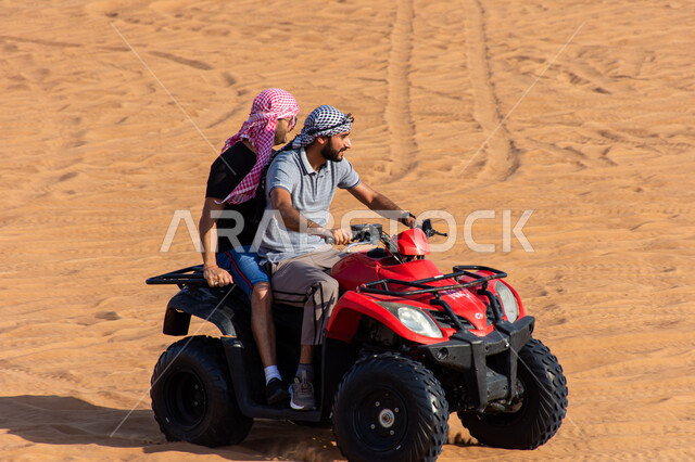 الرمال الذهبية الناعمة، مقصد السائحين من مختلف البلدان ,أنشطة شبابية ممتعة في البيئة الصحراوية في الامارات العربيه المتحدة، قيادة دراجات الدفع الرباعي في صحراء دبي، مغامرات سفاري على الكثبان الرملية، خلفية الطبيعه