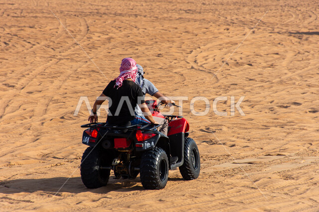 مقصد السائحين من مختلف البلدان ,أنشطة شبابية ممتعة في البيئة الصحراوية في الامارات العربيه المتحدة، قيادة دراجات الدفع الرباعي في صحراء دبي، الرمال الذهبية الناعمة، مغامرات سفاري على الكثبان الرملية، خلفية الطبيعه