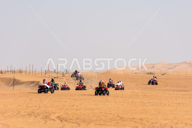 مقصد السائحين من مختلف البلدان ,أنشطة شبابية ممتعة في البيئة الصحراوية في الامارات العربيه المتحدة، قيادة دراجات الدفع الرباعي في صحراء دبي، الرمال الذهبية الناعمة، مغامرات سفاري على الكثبان الرملية، خلفية الطبيعه