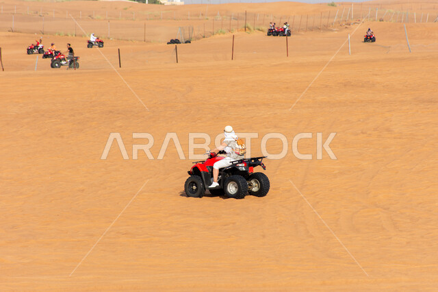 أنشطة شبابية ممتعة في البيئة الصحراوية في الامارات العربيه المتحدة، مقصد السائحين من مختلف البلدان ,مغامرات سفاري على الكثبان الرملية، الرمال الذهبية الناعمة، قيادة دراجات الدفع الرباعي في صحراء دبي، خلفية الطبيعه