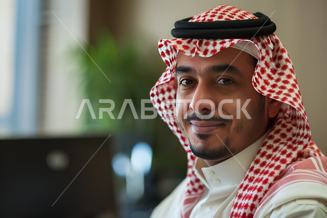 العناية بالمظهر الخارجي، صورة مقربة لشاب عربي سعودي خليجي وسيم يرتدي الثوب والشماغ ينظر الى الكاميرا، ايماءات السرور و الثقة بالنفس، صورة شخصية للوثائق الرسمية، مفهوم الأناقة والاهتمام بالنفس