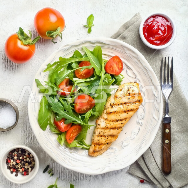 أطباق ووصفات متميزة في مطابخ المملكة العربية السعودية، المأكولات الشهية العربية الشرقية، طبق من قطع الفيليله مع الخضار، صورة من الاعلى لوجبات الدجاج الصحية، مطاعم الأكلات السريعة، خلفية بيضاء