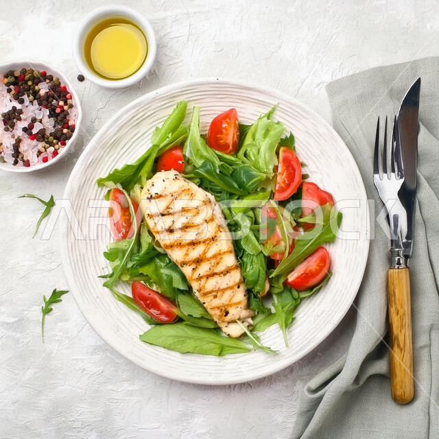 المأكولات الشهية العربية الشرقية، طبق من قطع الفيليله مع الخضار، صورة من الاعلى لوجبات الدجاج الصحية، أطباق ووصفات متميزة في مطابخ المملكة العربية السعودية، مطاعم الأكلات السريعة، خلفية بيضاء