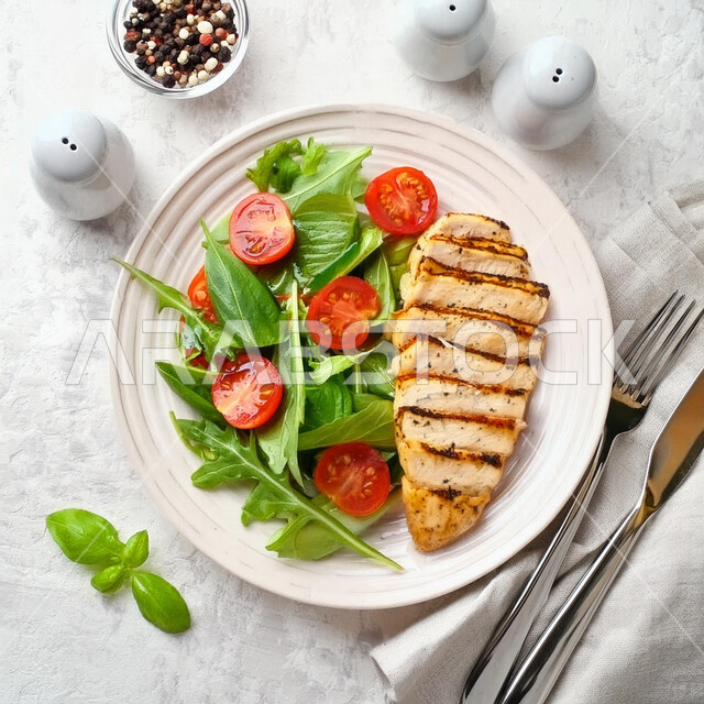 المأكولات الشهية العربية الشرقية، طبق من قطع الفيليله مع الخضار، صورة من الاعلى لوجبات الدجاج الصحية، أطباق ووصفات متميزة في مطابخ المملكة العربية السعودية، مطاعم الأكلات السريعة، خلفية بيضاء