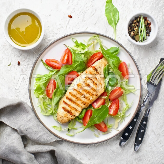 وجبات الدجاج الصحية، أطباق ووصفات متميزة في مطابخ المملكة العربية السعودية، المأكولات العربية الشرقية الشهية، مطاعم الأكلات السريعة، صورة من الاعلى لطبق من قطع الفيليله مع الخضار، خلفية بيضاء