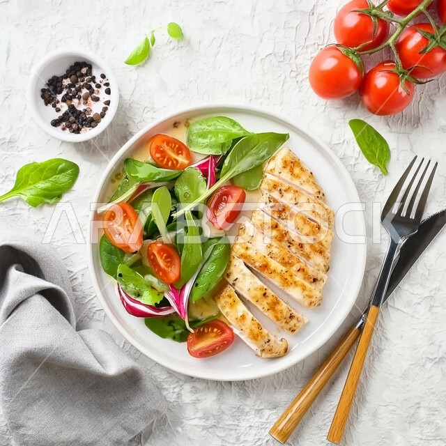 وصفات وأطباق متميزة في مطابخ المملكة العربية السعودية، المأكولات العربية الشرقية الشهية، وجبات الدجاج الصحية، صورة من الاعلى لطبق من قطع الفيليله مع الخضار، مطاعم الأكلات السريعة، خلفية بيضاء