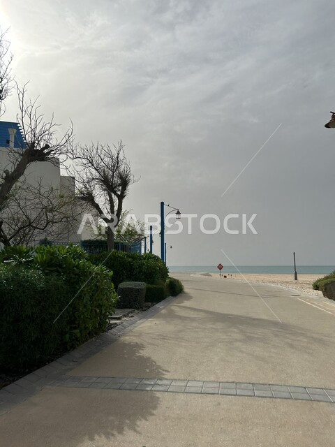 رحلات الاستجمام والاسترخاء في الساحل, الطريق إلى الشاطئ بالأجواء الغائمة في منتجع هيلتون, فنادق ومنتجعات سياحية في قطر, المناظر الطبيعية الجميلة المطلة على البحر