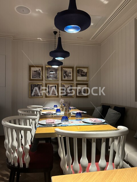 الديكورات الداخلية المعاصرة, مائدة طعام أنيقة ذات أشكال فريدة في منتجع هيلتون في قطر, الاكسسوارات والتحف والأضواء الحديثة المعلقة, فنادق سياحية فاخرة