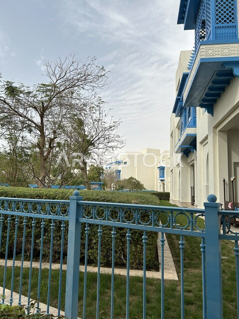 الاهتمام بالتشجير والفن المعماري الحديث للبناء المعاصر, المناظر الطبيعية في الفنادق والمنتجعات, مشهد جانبي لحديقة منتجع هيلتون سلوى في قطر,  خلفية السماء المليئة بالغيوم