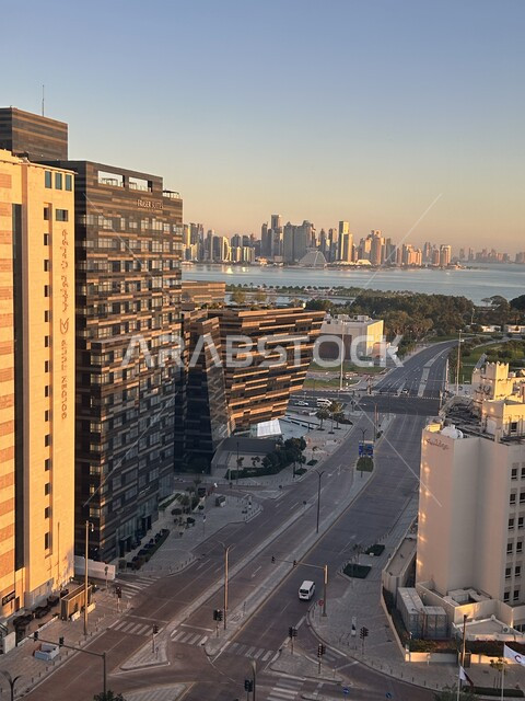 مشهد لشروق الشمس على ناطحات السحاب في مدينة الدوحة, الفن الهندسي المعماري المعاصر للمباني والطرقات, النمو والتقدم العمراني في قطر, الفنادق والأبراج العالية