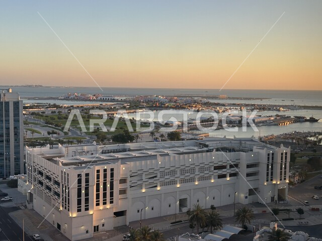 النمو والتقدم العمراني في قطر, الفنادق والأبراج العالية, مشهد لشروق الشمس على ناطحات السحاب في مدينة الدوحة, الفن الهندسي المعماري المعاصر للمباني والطرقات