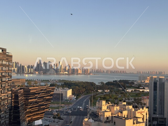 الفن الهندسي المعماري المعاصر للمباني والطرقات, منظر لشروق الشمس على ناطحات السحاب في مدينة الدوحة, النمو والتقدم العمراني في قطر, الفنادق والأبراج العالية