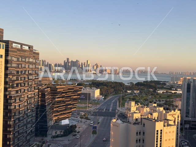 منظر لشروق الشمس على ناطحات السحاب في مدينة الدوحة, الفن الهندسي المعماري المعاصر للمباني والطرقات, النمو والتقدم العمراني في قطر, الفنادق والأبراج العالية