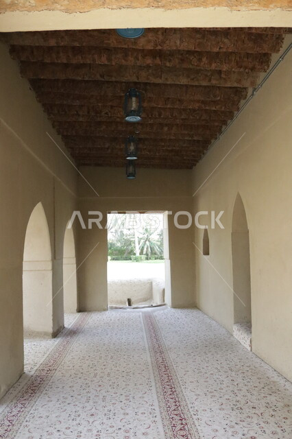 البناء الطيني الأثري القديم, المدن والمعالم السياحية المشهورة في مدينة العين, قلعة الجاهلي في الامارات العربية المتحدة, مباني تاريخية عريقة, وجهة سياحية للتعرف على تاريخ البلد وحضارته