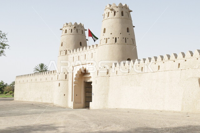 قلعة الجاهلي في الامارات العربية المتحدة, المدن والمعالم السياحية المشهورة في مدينة العين, البناء الطيني الأثري القديم, مباني تاريخية عريقة, وجهة سياحية للتعرف على تاريخ البلد وحضارته