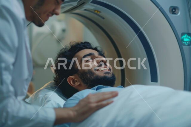 الاستفادة من الصور الشعاعية في تشخيص الامراض والحالات النادرة, مفهوم التصوير الشعاعي للمريض, شاب عربي خليجي سعودي مستلقي على سرير الفحص, جهاز التصوير بالرنين المغناطيسي, استخدام التكنولوجيا والتقنيات الحديثة في المجال الطبي