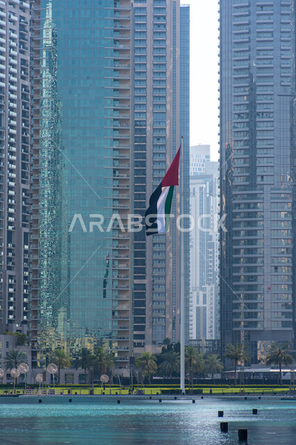 الفن الهندسي المعماري المتقدم في بناء الفنادق والعمارات والأبراج السكنية, سارية لعلم الإمارات العربية المتحدة وسط ناطحات السحاب في منطقة دبي مول، النهضة العمرانية الحديثة في إمارة دبي, مناطق سياحية وترفيهية مشهورة