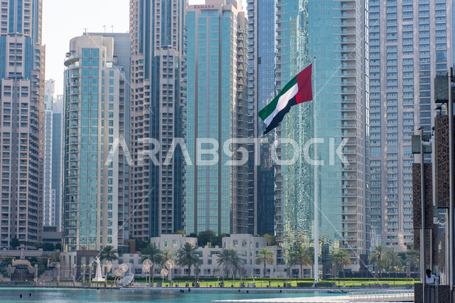 النهضة العمرانية الحديثة في إمارة دبي, سارية لعلم الإمارات العربية المتحدة وسط ناطحات السحاب في منطقة دبي مول، الفن الهندسي المعماري المتقدم في بناء الفنادق والعمارات والأبراج السكنية, مناطق سياحية وترفيهية مشهورة