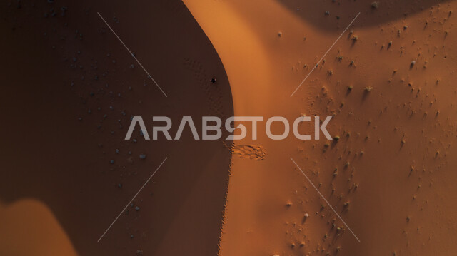 التشكيلات الرملية في المناطق الطبيعية الصحراوية في المملكة العربية السعودية، عرض جوي بدون طيار للكثبان والرمال الذهبية الناعمة في صحراء شبه الجزيرة العربية، نفود الخرارة في مدينة الرياض