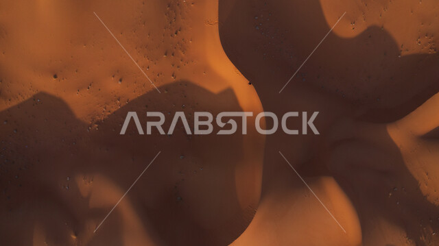 التشكيلات الرملية في المناطق الطبيعية الصحراوية في المملكة العربية السعودية، عرض جوي بدون طيار للكثبان والرمال الذهبية الناعمة في صحراء شبه الجزيرة العربية، نفود الخرارة في مدينة الرياض