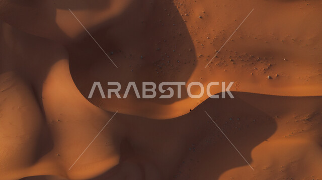 التشكيلات الرملية في المناطق الطبيعية الصحراوية في المملكة العربية السعودية، عرض جوي بدون طيار للكثبان والرمال الذهبية الناعمة في صحراء شبه الجزيرة العربية، نفود الخرارة في مدينة الرياض