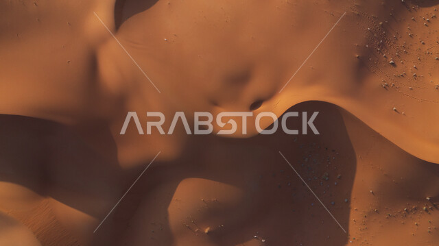 التشكيلات الرملية في المناطق الطبيعية الصحراوية في المملكة العربية السعودية، عرض جوي بدون طيار للكثبان والرمال الذهبية الناعمة في صحراء شبه الجزيرة العربية، نفود الخرارة في مدينة الرياض