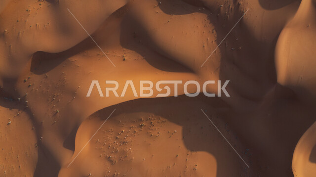 التشكيلات الرملية في المناطق الطبيعية الصحراوية في المملكة العربية السعودية، عرض جوي بدون طيار للكثبان والرمال الذهبية الناعمة في صحراء شبه الجزيرة العربية، نفود الخرارة في مدينة الرياض