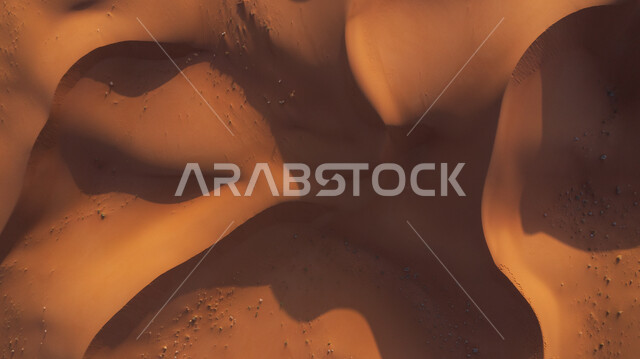 التشكيلات الرملية في المناطق الطبيعية الصحراوية في المملكة العربية السعودية، عرض جوي بدون طيار للكثبان والرمال الذهبية الناعمة في صحراء شبه الجزيرة العربية، نفود الخرارة في مدينة الرياض