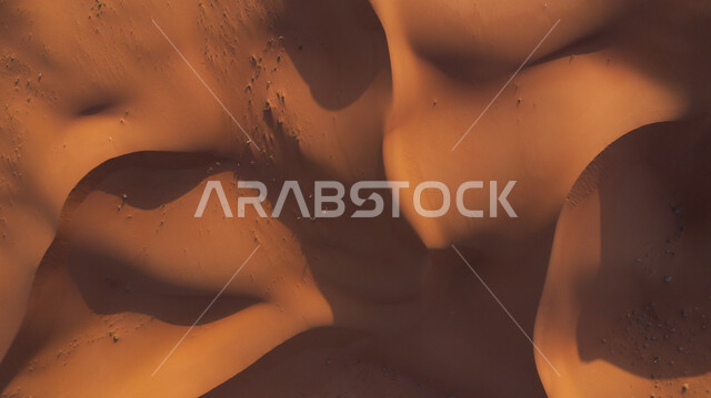 التشكيلات الرملية في المناطق الطبيعية الصحراوية في المملكة العربية السعودية، عرض جوي بدون طيار للكثبان والرمال الذهبية الناعمة في صحراء شبه الجزيرة العربية، نفود الخرارة في مدينة الرياض