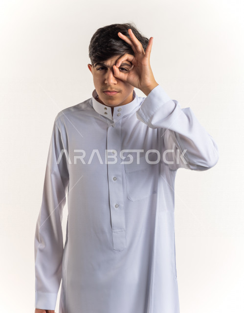بورتريه شاب مراهق سعودي خليجي سعيد بإيماءات الوجه المختلفة ، تعابير وجه و يدين مختلفة ، خلفية بيضاء