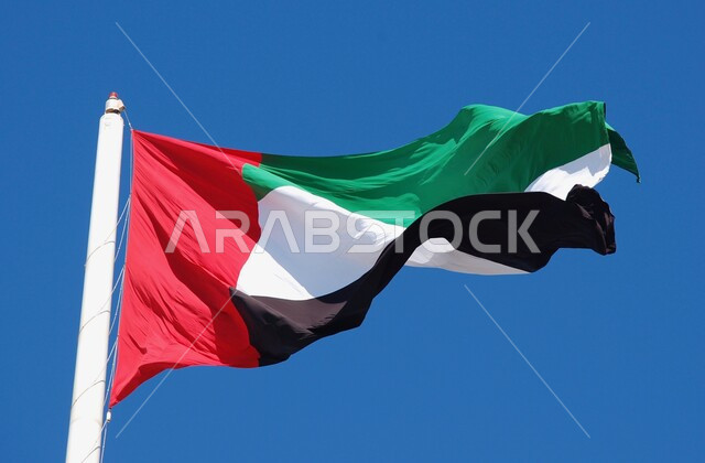الشعار و الرمز الوطني، يوم استقلال الإمارات، صورة مقربة لعلم الإمارات العربية المتحدة المصنوع من القماش يرفرف في السماء، الإحتفال بالعيد الوطني الإماراتي، حب الوطن والعلم