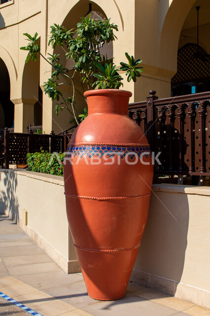 ديكورات وزينة مستوحاة من الترات الاماراتي, مزهرية كبيرة عند مدخل مطعم تقليدي في مدينة دبي، أماكن للسياحة والتعرف على التاريخ العريق للامارات العربية المتحدة