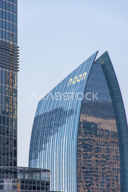 التصاميم المعمارية الفريدة للمباني وناطحات السحاب, مبنى شركة نون للتجارة الالكترونية في مدينة دبي, الواجهات الزجاجية بأشكال هندسية جديدة للأبراج العالية, النهضة العمرانية في الامارات العربية المتحدة
