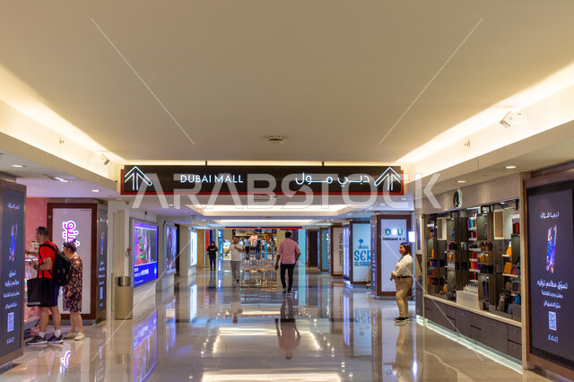 قضاء الأوقات الممتعة والترفيهية العائلية, لوحات لإرشاد السياح والزوار داخل المجمعات التجارية ومراكز التسوق, لافتة لمدخل مول دبي في مدينة دبي بالامارات العربية المتحدة، معالم وأماكن سياحية مشهورة حول العالم