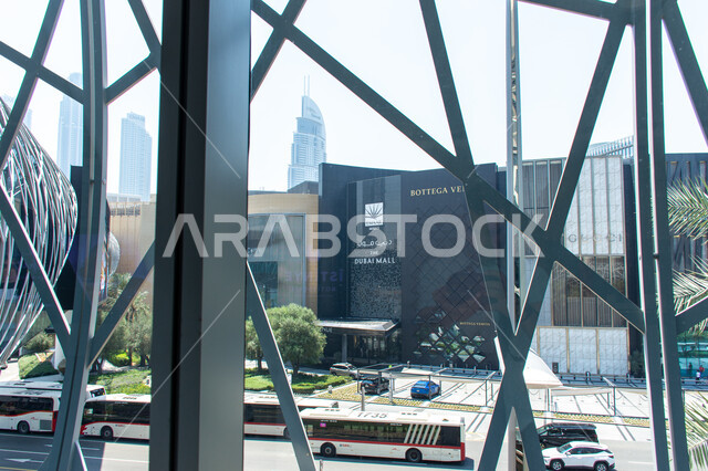 الأشكال الهندسية للواجهة الخارجية لدبي مول، لوحات تعريفية وإرشادية عند المداخل والمخارج, مراكز التسوق والمتاجر الفاخرة بمدينة دبي، أماكن الأنشطة العائلية الترفيهية في الامارات العربية المتحدة