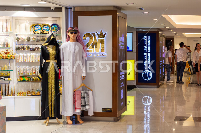 الأسواق والمتاجر والمجمعات التجارية في دبي مول, محل لبيع الأزياء التقليدية الإماراتية للرجال والنساء, الحفاظ على التراث الخليجي, هدايا وتذكارات السياح من دولة الامارات العربية المتحدة, التسوق في مدينة دبي