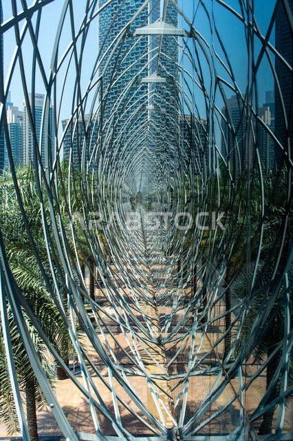 الفن الهندسي المعماري في بناء المجمعات التجارية ومراكز التسوق, انعكاس التصميم الخارجي لمبنى دبي مول على الزجاج, أماكن سياحية مشهورة في مدينة دبي بالامارات العربية المتحدة