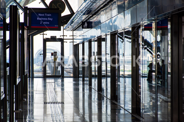 التصميم الهندسي للواجهات الزجاجية لبهو الانتظار في مترو دبي، المواصلات العامة ووسائل النقل في الإمارات العربية المتحدة, استخدام الوسيلة السريعة في التنقلات داخل المدن