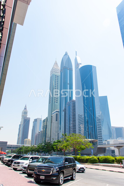 النهضة العمرانية في البناء والطرقات للمدينة العصرية, التصاميم الهندسية المبتكرة للأبراج وناطحات السحاب في شارع الشيخ زايد بدبي, الفن المعماري للمباني الشامخة والفنادق ذات الطوابق العالية, أماكن جذب السياح من حول العالم