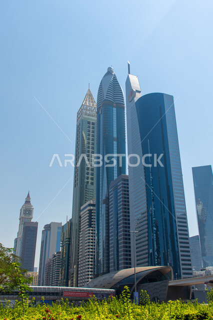 الفن المعماري للمباني الشامخة والفنادق ذات الطوابق العالية, التصاميم الهندسية المبتكرة للأبراج وناطحات السحاب في شارع الشيخ زايد بدبي, النهضة العمرانية في البناء والطرقات للمدينة العصرية, أماكن جذب السياح من حول العالم